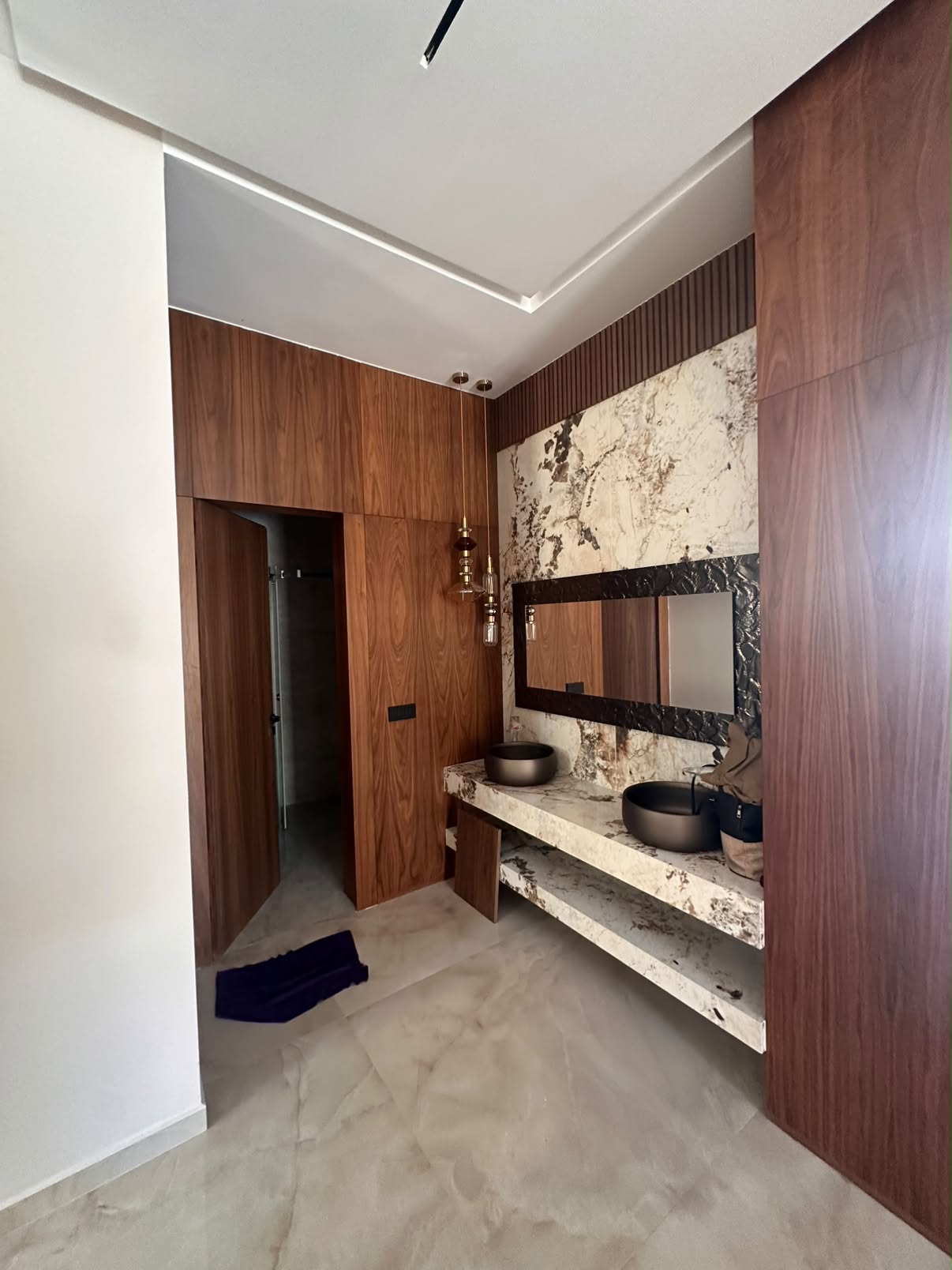 Salle de bain avec meuble et habillage en bois sur mesure