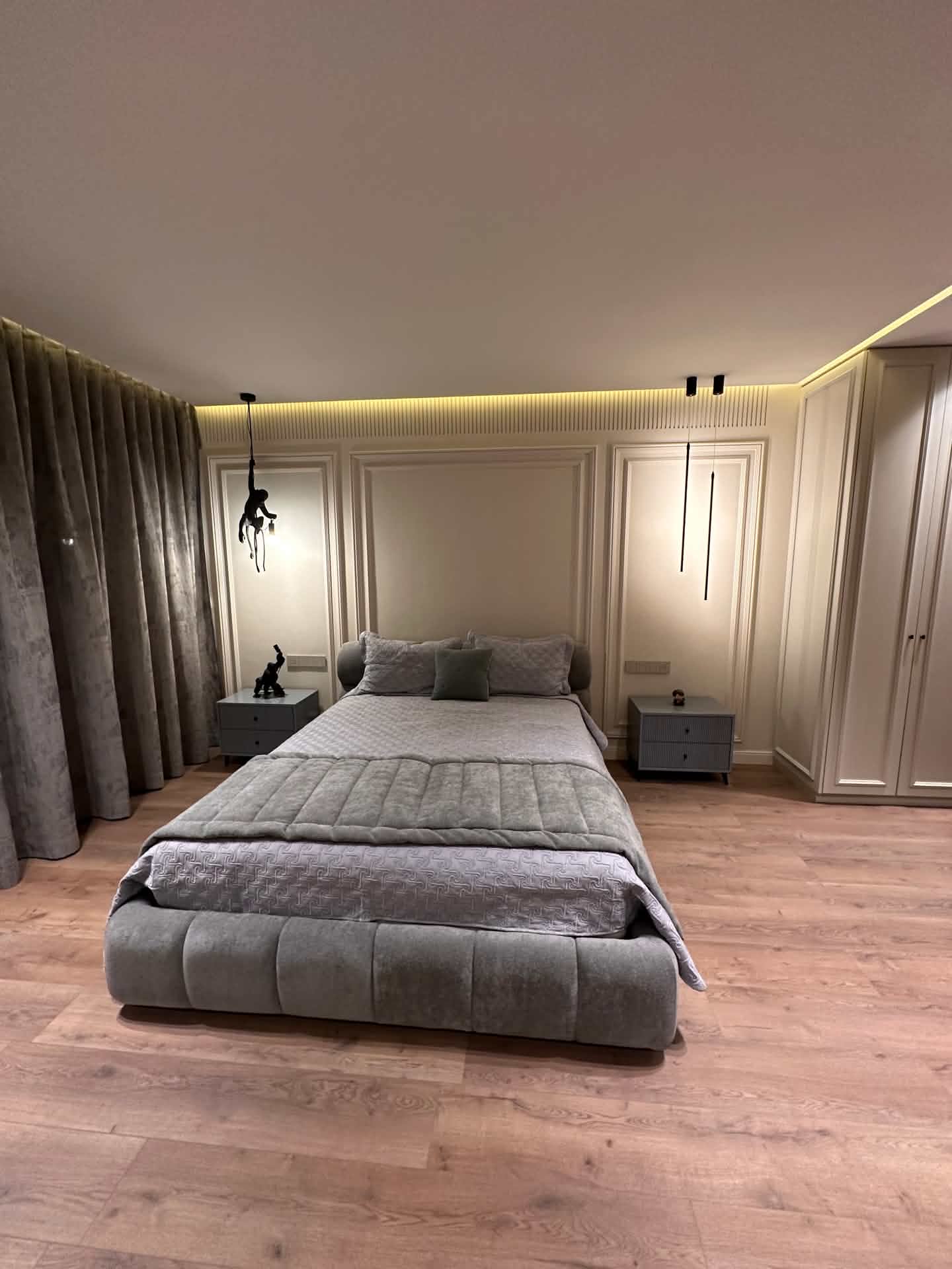Lit et tête de lit sur mesure avec habillage bois