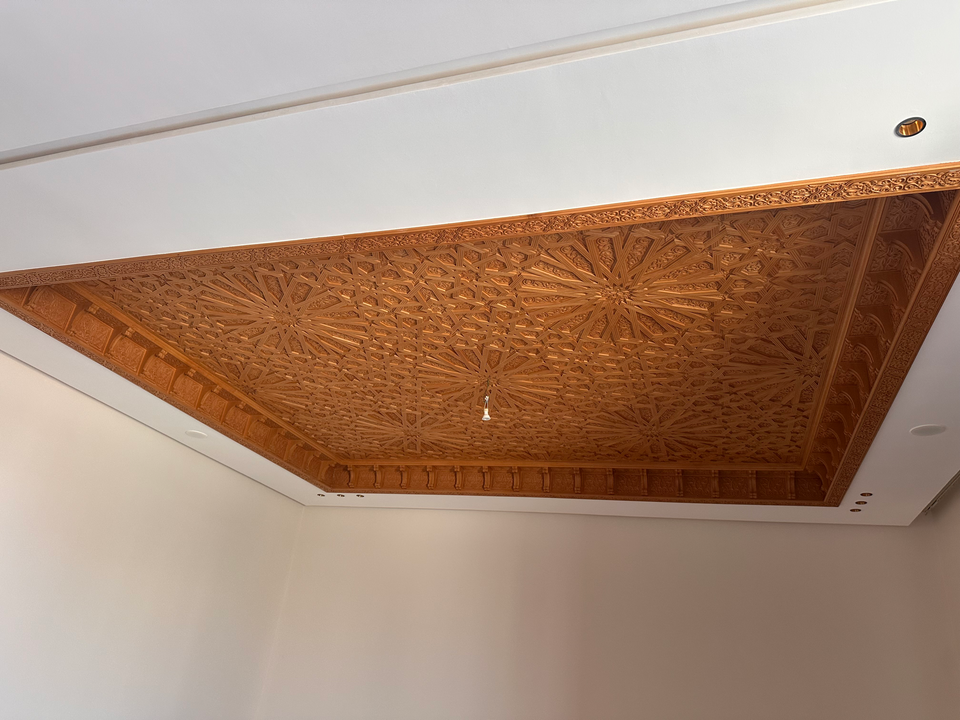 Plafond décoratif en bois avec motifs géométriques